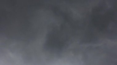 Yağmur bulutları ile koyu gri dramatik fırtına gökyüzü arka plan timelapse.