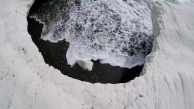 Beyaz tebeşir rock ve wavs Akdeniz'in ünlü Vali beach siyah kum, Kıbrıs'ın dönüm noktası ile. 