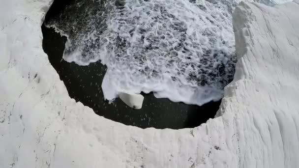 白いチョークの石と黒砂 キプロスのランドマークの有名な知事のビーチ地中海の Wavs — ストック動画