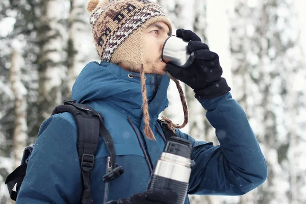 Красивий Пішохідний Чоловік Теплому Одязі Чай Термос Кубку Зимовому Лісі — стокове фото