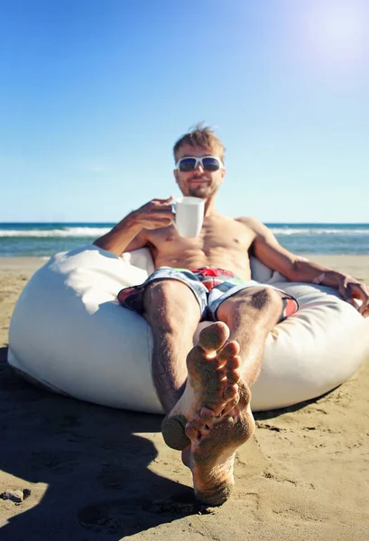 여름 바다 휴가에 잘생긴 남자입니다. 남자 선글라스와 수영장에서 스톡 사진