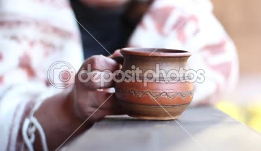 Clay bir fincan çay veya kahve terasında açık yaşlı bir kadın elinde.