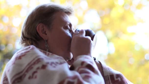 Een Bejaarde Vrouw Drinkt Warme Drank Dan Gewikkeld Een Deken — Stockvideo