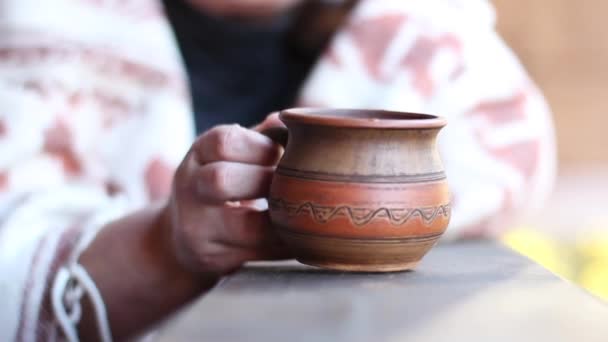 Clay Mok Thee Koffie Handen Van Een Oudere Vrouw Terras — Stockvideo