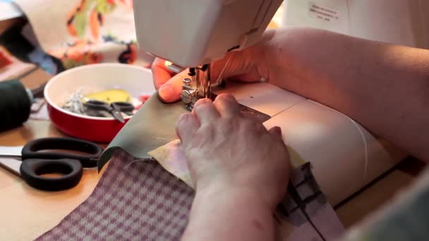 成熟的女人在缝纫机上缝制拼接被子 附近缝制配件 双手特写 — 图库视频影像