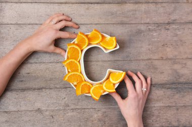 C vitamini Besin gıda kavramı. Holding plaka eller kadın