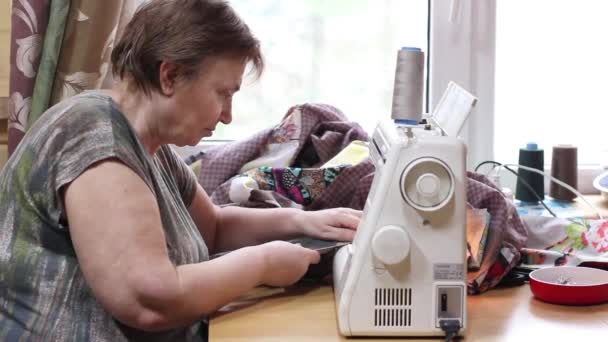 Ώριμη Γυναίκα Ράβει Συνονθύλευμα Ραπτομηχανή Στο Σπίτι Πλάγια Όψη — Αρχείο Βίντεο