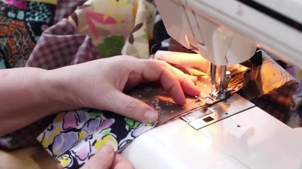 Primer Plano Las Manos Las Mujeres Máquina Coser Del Pie — Vídeos de Stock