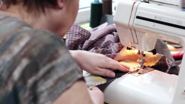 Reife Frau Näht Mit Der Nähmaschine Einen Teil Der Patchwork — Stockvideo