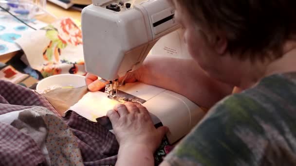 Reife Frau Näht Patchworkdecke Auf Nähmaschine Konzentriert Sich Auf Maschinenfuß — Stockvideo