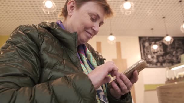 Uśmiechnięty Emeryt Pomocą Smartfona Kawiarni Szczęśliwy Dojrzały Kaukaski Kobieta Casual — Wideo stockowe