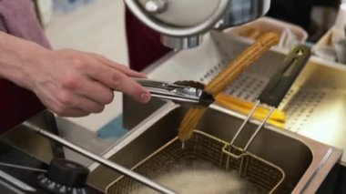 Sokak gıda satıcısı müşteriler için churros kızartma. Geleneksel hamur pasta çerez, İspanya ve Latin Amerika ülkelerinde popüler.
