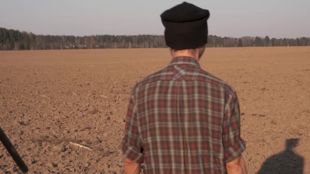 Zwei Bauern Gehen Mit Schaufel Mistgabel Und Eimer Über Frisch — Stockvideo