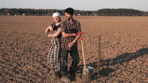 Retrato Completo Dos Jóvenes Agricultores Hombre Mujer Con Pala Horquilla — Vídeos de Stock