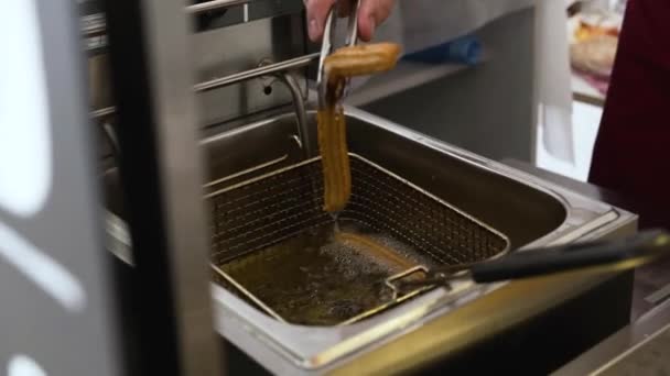 Street Food Leverandør Gør Churros Traditionelle Spanske Latinamerikanske Dej Wienerbrød – Stock-video