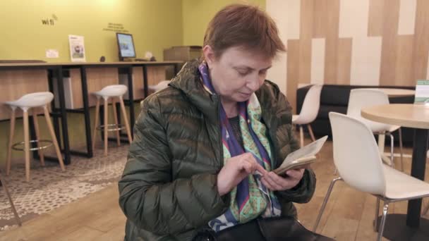 Mulher Sênior Bonito Uso Casual Usando Smartphone Enquanto Espera Café — Vídeo de Stock