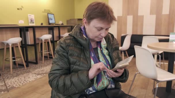 Knappe Senior Vrouw Casual Wear Met Behulp Van Smartphone Tijdens — Stockvideo