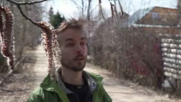 Człowiek Cierpiący Pyłek Alergii Kichanie Podczas Spaceru Pobliżu Kwitnącego Drzewa — Wideo stockowe