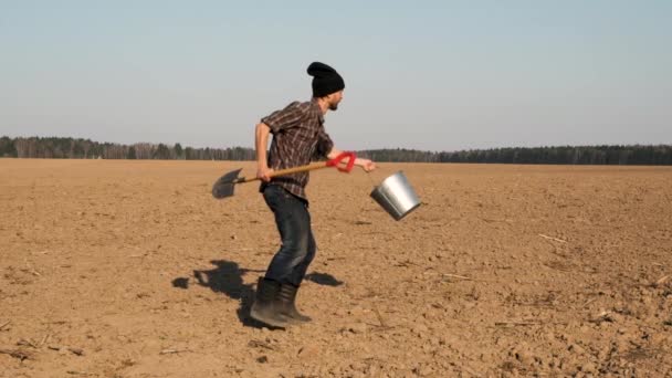 Člověk Farmář Lopatou Vtipnou Skáčou Tančí Čerstvě Vyhloubených Polích Všechno — Stock video