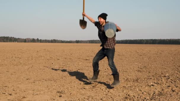 Щасливе Життя Сільській Місцевості Веселий Дорослий Фермер Чоловічої Статі Лопатою — стокове відео