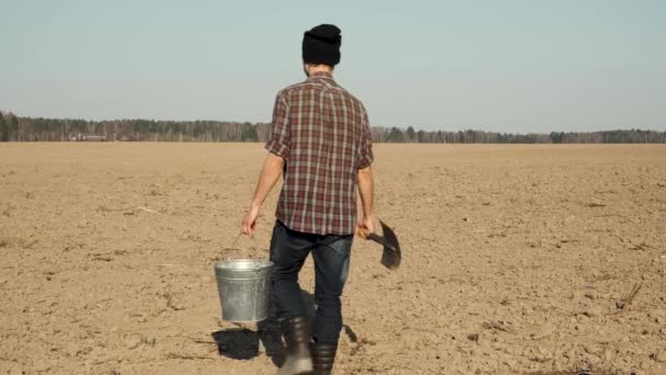 范妮农民男子玩空桶像在鼓上 在雷什犁地 — 图库视频影像