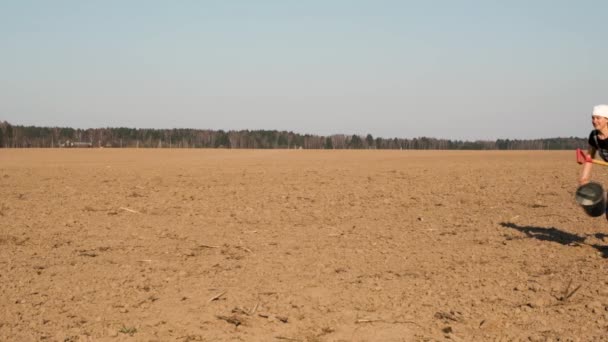 Šťastný Veselý Farmář Lopatou Kbelíkem Který Běží Čerstvě Zažloutlé Poli — Stock video