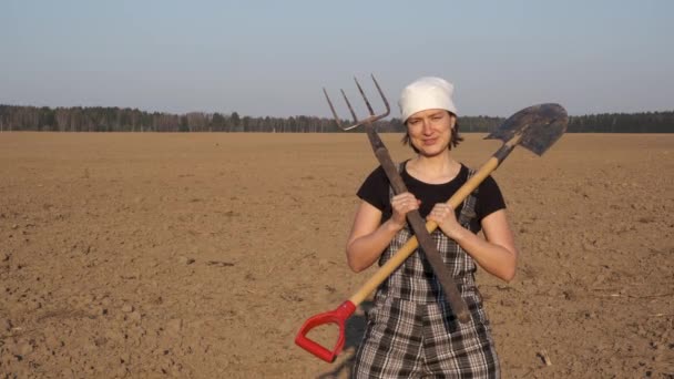 Portrait Female Farmer Shovel Pitchfork Freshly Plowed Field Sunset — Stock Video