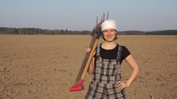 Portret Kobiecego Rolnika Robotniku Kombinezon Narzędziami Świeżo Zaorzonej Polu Zachodzie — Wideo stockowe
