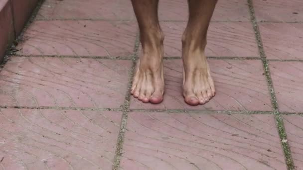 Крупный План Замедленной Съемки Босых Ног Молодого Человека Прыгающего Скакалкой — стоковое видео