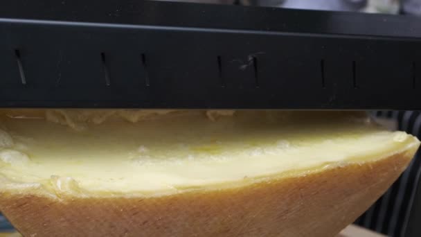 Penjaja Makanan Jalanan Menjual Raclette Hidangan Swiss Yang Juga Sangat — Stok Video