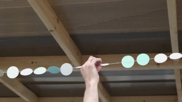 Feestelijke Decor Menselijke Hand Corrigeert Papier Garland Feestdecoratie Voorbereiding Voor — Stockvideo