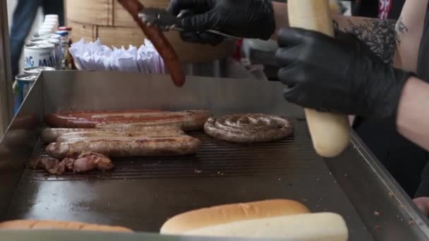 Moskou Rusland Mei 2019 Straatvoedsel Leverancier Bereidt Hotdog Verkoper Hand — Stockvideo