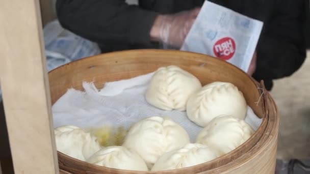 Moskva Ryssland Maj 2019 Street Food Säljaren Förbereda Pyanse Eller — Stockvideo