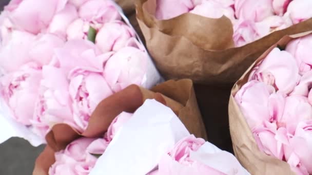 Bouquets Fresche Peonie Rosa Pastello Altri Fiori Primaverili Nel Negozio — Video Stock