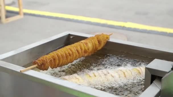 Bereiding Van Spiraalvormige Aardappelchips Door Frituren Olie Twisted Tornado Aardappel — Stockvideo