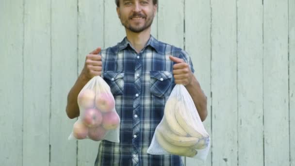 Homem Adulto Sorridente Feliz Segurando Eco Sacos Reutilizáveis Com Frutas — Vídeo de Stock