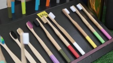 Sıfır atık dükkanında farklı bambu diş fırçaları. Çevre dostu, biyolojik olarak parçalanabilir banyo diş aksesuarları. Bilinçli minimalizm vegan yaşam tarzı. Yeniden Geri Dönüşümü Azaltın.