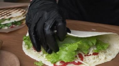 Sokak gıda satıcı peynir ve sebze ile quesadilla veya taco hazırlamak ve ızgara üzerinde pişirilir. Geleneksel Meksika fastfood yemeği.