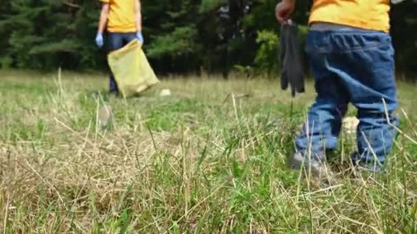 Famiglia Volontari Con Bambini Che Raccolgono Spazzatura Nel Parco Salva — Video Stock