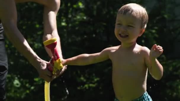 Moscú Rusia Junio 2019 Lindo Niño Rubio Padre Jugando Con — Vídeo de stock