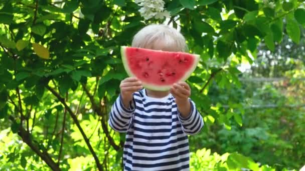 Heerful Peuter Jongen Krijgt Een Groot Stukje Watermeloen Zijn Handen — Stockvideo