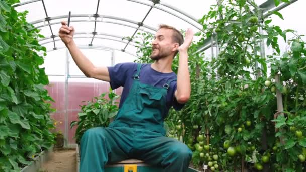 Εύθυμος Αγρότης Κατά Διάρκεια Της Βιντεοσυνομιλίας Ευτυχισμένο Νεαρό Κηπουρό Κρατώντας — Αρχείο Βίντεο