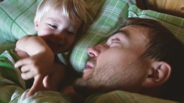 Vater Und Sohn Unterhalten Sich Liegen Nach Dem Aufwachen Morgen — Stockvideo