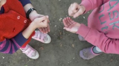 Rock Paper Makas oyunu oynayan iki kız. Yaz tatillerinde sevimli çocuklar oynarken eğleniyor. Eğlence, çocukluk, eğlence konsepti. Yukarıdan görüntüle.