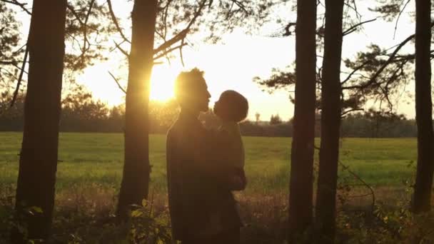 Padre Tiene Braccio Figlio Più Piccolo Baciano Contro Tramonto Margini — Video Stock