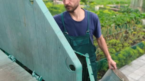 Agricultor Arroja Malezas Desechos Orgánicos Jardín Montón Compost Compostaje Tecnología — Vídeos de Stock