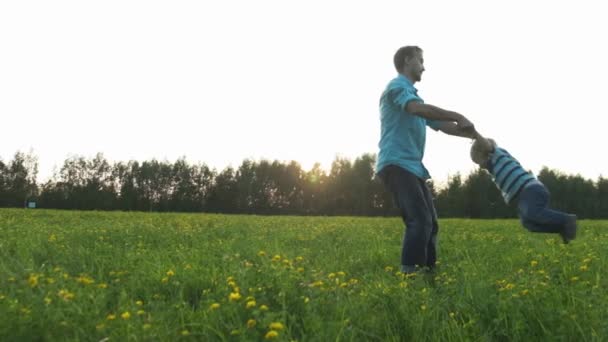 Père Garde Son Fils Par Les Mains Tourne Avec Lui — Video