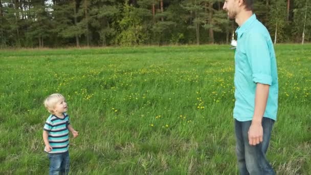 Vater Demonstriert Seinem Kleinen Sohn Wie Windrad Funktioniert Glückliche Familie — Stockvideo