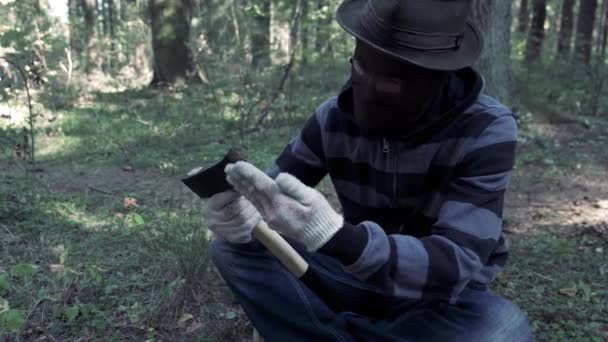 Maniático Serie Sentado Bosque Preparar Hacha Esperando Víctima Asesino Sangriento — Vídeos de Stock