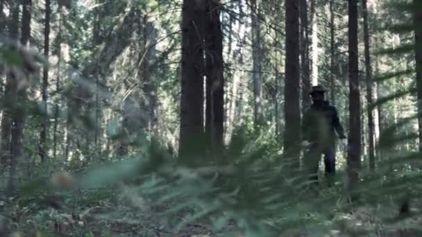 Maníaco Série Com Buscas Por Machados Encontra Vítima Bosque Assassino — Vídeo de Stock